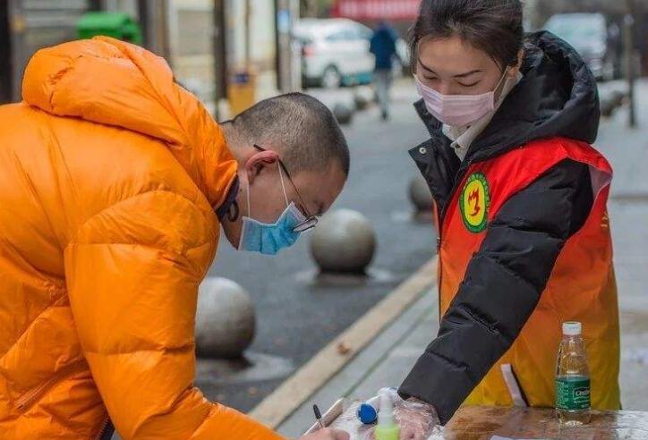 女志愿者戰在抗疫一線