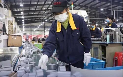 工廠工人加緊恢復生產