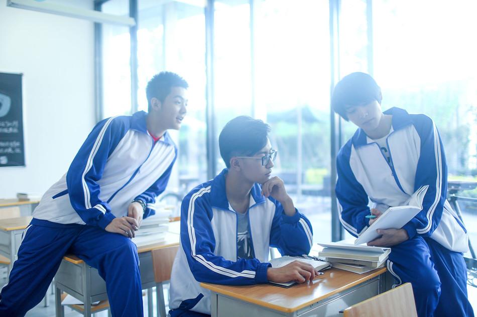 中學生校服設(shè)計